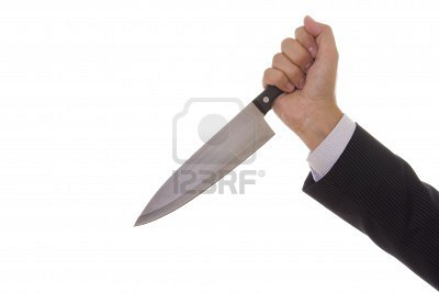 3762920-d-tail-d-39-une-main-tenant-un-couteau-de-cuisine.jpg